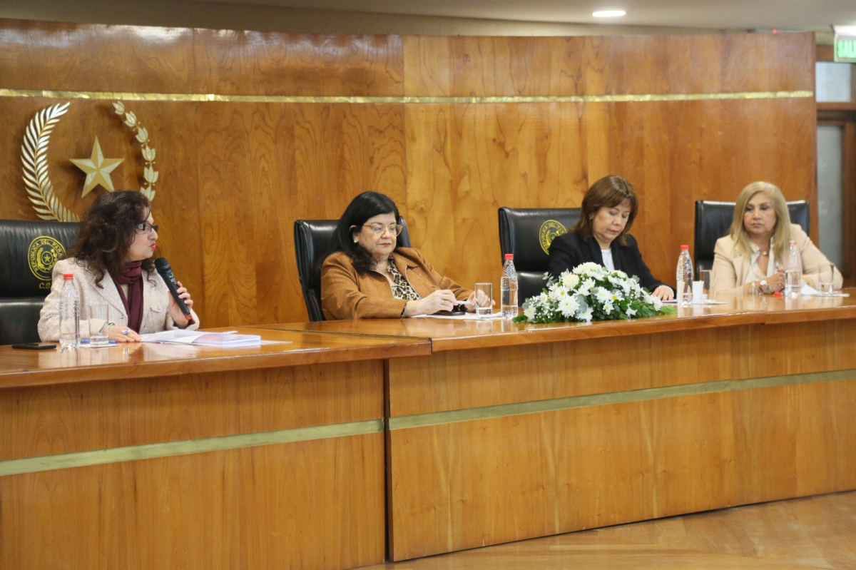 Debaten sobre las acciones para fortalecer el liderazgo de las mujeres en la justicia.