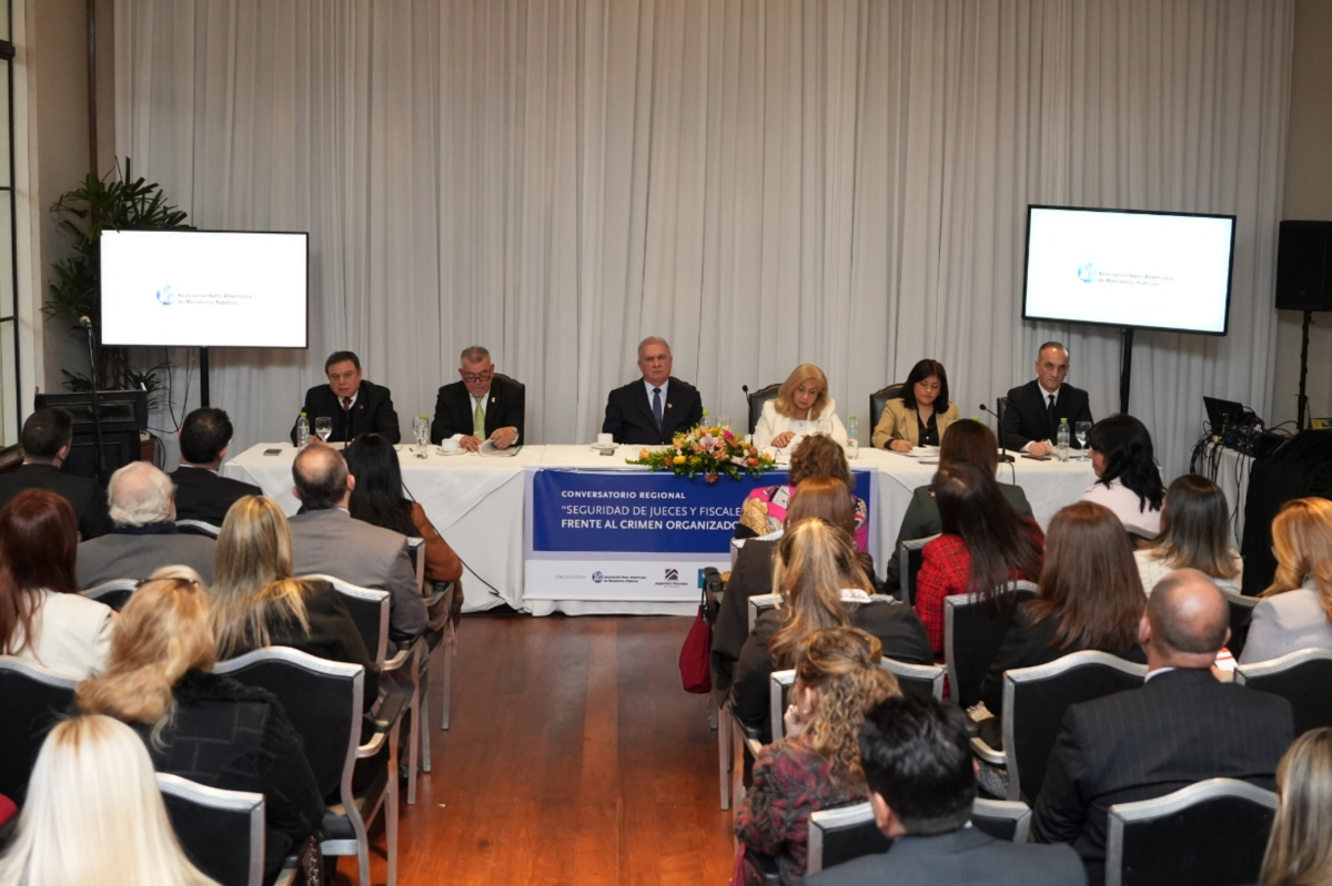 Expertos Debaten sobre la Urgente Necesidad de Proteger a Jueces y Fiscales en la Lucha contra el Crimen Organizado. 